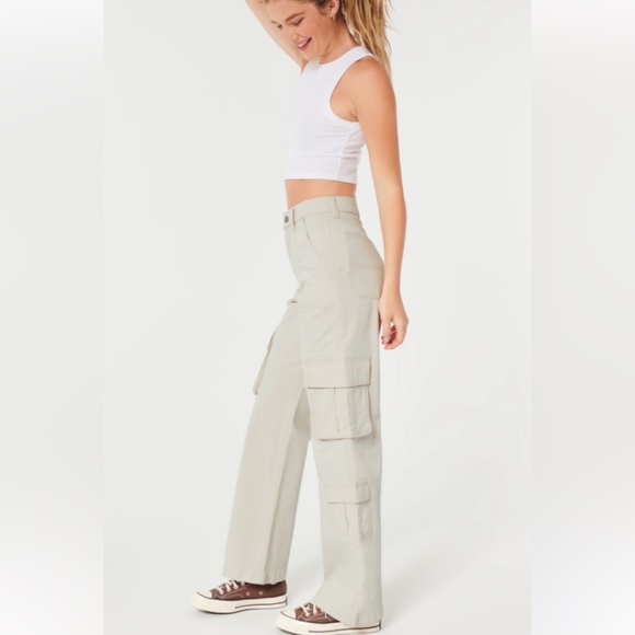 Hollister Ultra High Rise Baggy 3 Pocket Cream Cargo Pants Woman’s Size 4L - Picture 1 of 9